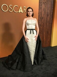 zoey-deutch-at-governors-awards-2025-in-los-angeles-7.jpg