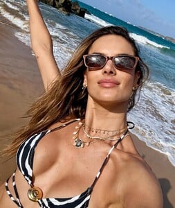[2026.01.05] alessandraambrosio_611654795_18552761440000670_204276065749437062_n.jpg
