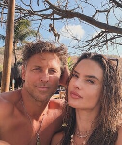 [2026.01.05] alessandraambrosio_612207295_18552761356000670_3755677752062799377_n.jpg