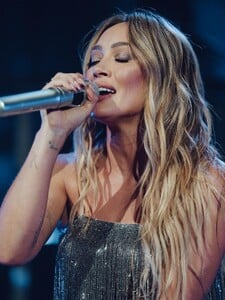 Hilary Duff - De calça cinza marcando o bundão e de top marcando os peitos - J.jpg