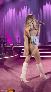 Hilary Duff - De shortinho bege mostrando o bundão no show - Gif - B.gif