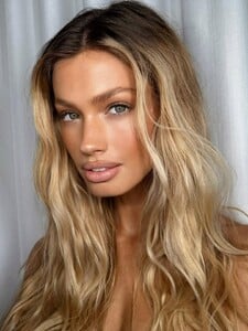 MAGGIE 🤍@maggierawlins MAKEUP & HAIR BY ME#miamimua #miamimakeupartist #miamihairstylists #miam.jpg