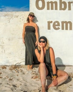 Maak je beachlook compleet met Sparkling Black ✨Van een glamoureuze strapless strandjurk tot sti.jpg