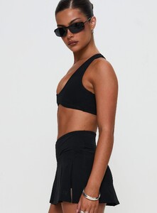 OPhillips - PrPolly - Pulse Active Halter Crop Black-11 - 3-Model-Olivia-Us2.jpg