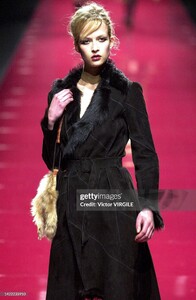SvenjaParotat_20010314_LolitaLempicka_FW2001_Paris_gettyimages-1422233910-2048x2048.jpg