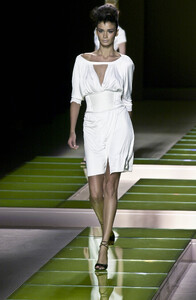 Versace 2001 Women RTW 2.jpg