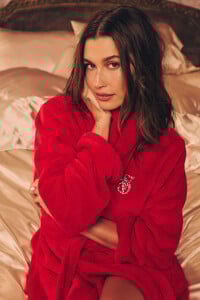 Victorias-Secret-2025-Valentines-Day-Cozy-Plush-Robe-Hailey-2.jpg