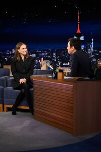natalie-portman-in-classic-black-suit-on-the-tonight-show-01-21-2026-2.jpg
