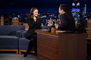 natalie-portman-in-classic-black-suit-on-the-tonight-show-01-21-2026-3.jpg