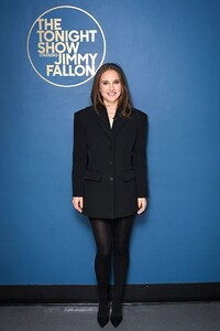 natalie-portman-in-classic-black-suit-on-the-tonight-show-01-21-2026-4.jpg