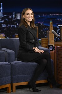natalie-portman-in-classic-black-suit-on-the-tonight-show-01-21-2026-5.jpg