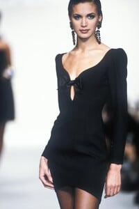 Jean Louis Scherrer 1991 FW 29.jpg