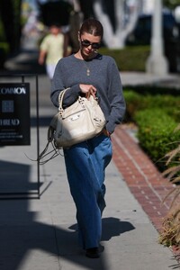 olivia-jade-balenciaga-chic-on-melrose-place-5.jpg