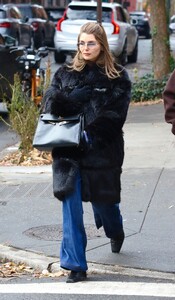 olivia-jade-in-fur-coat-and-jeans-in-new-york-city-december-2025-1.jpg