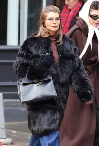 olivia-jade-in-fur-coat-and-jeans-in-new-york-city-december-2025-2.jpg