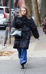 olivia-jade-in-fur-coat-and-jeans-in-new-york-city-december-2025-5.jpg