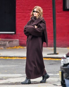 olivia-jade-in-oversized-brown-coat-for-a-bundled-up-nyc-street-style-moment-0.jpg