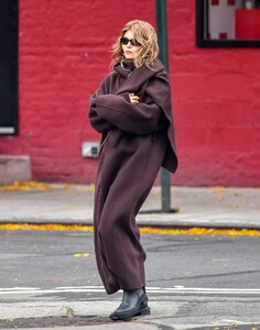 olivia-jade-in-oversized-brown-coat-for-a-bundled-up-nyc-street-style-moment-1.jpg