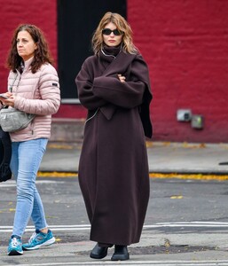 olivia-jade-in-oversized-brown-coat-for-a-bundled-up-nyc-street-style-moment-3.jpg