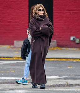 olivia-jade-in-oversized-brown-coat-for-a-bundled-up-nyc-street-style-moment-4.jpg
