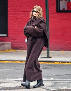 olivia-jade-in-oversized-brown-coat-for-a-bundled-up-nyc-street-style-moment-5.jpg