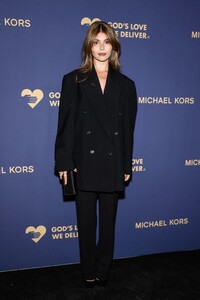 olivia-jade-in-sleek-black-suit-at-golden-heart-awards-nyc-9.jpg