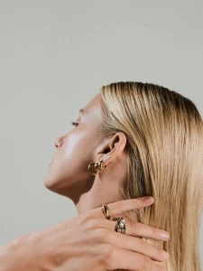 @mejuri 💎✨📸 @kristinadittmar 💄 @shaina.ehrlich (1).webp