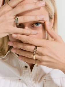 @mejuri 💎✨📸 @kristinadittmar 💄 @shaina.ehrlich (2).webp