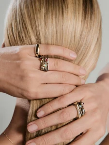 @mejuri 💎✨📸 @kristinadittmar 💄 @shaina.ehrlich.webp