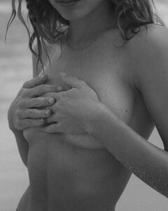 Messy photos at the beach with @zdan 🐚🌤️🌸 (2).jpg