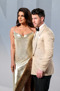 TAWFIK-_Priyanka_at_Vanity_Fair_Oscar_Party_284529.jpg