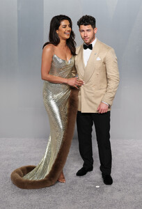 TAWFIK-_Priyanka_at_Vanity_Fair_Oscar_Party_286029.jpg