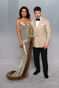 TAWFIK-_Priyanka_at_Vanity_Fair_Oscar_Party_286129.jpg