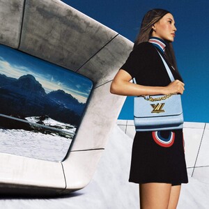 louis-vuitton-twist-bag-fall-2021-ad-campaign-the-impression-008.jpg