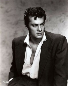 tony-curtis-actor-v0-14nnn9e6wgkg1.jpg
