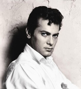 tony-curtis-actor-v0-2gpchu77wgkg1.jpg