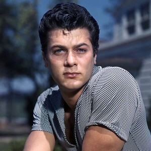 tony-curtis-actor-v0-56u3ek77wgkg1.jpg