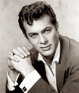 tony-curtis-actor-v0-6zjjpf77wgkg1.jpg