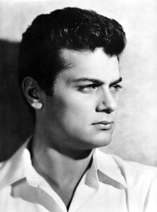 tony-curtis-actor-v0-kxnovb0bwgkg1.jpg