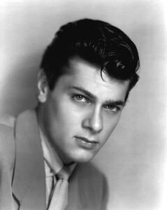 tony-curtis-actor-v0-q837d087wgkg1.jpg