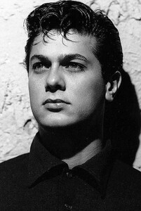 tony-curtis-actor-v0-upfnfz77wgkg1.jpg