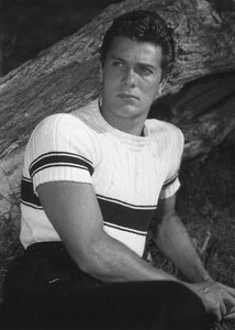 tony-curtis-actor-v0-w924u97lwgkg1.jpg