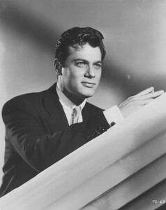tony-curtis-actor-v0-x70up97lwgkg1.jpg
